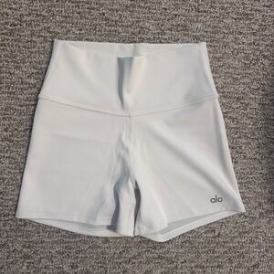 ALO Yoga 3” Airlift Biker Shorts - White (M)